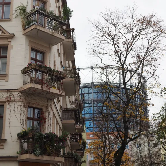 Berliner Mehrfamilienhaus und im Hintergrund das Gasometer