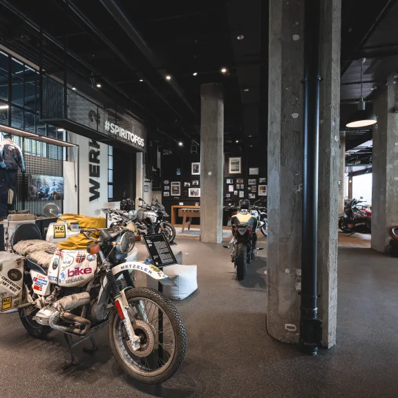 Modernes Motorradmuseum mit mehreren ausgestellten Motorrädern und Accessoires