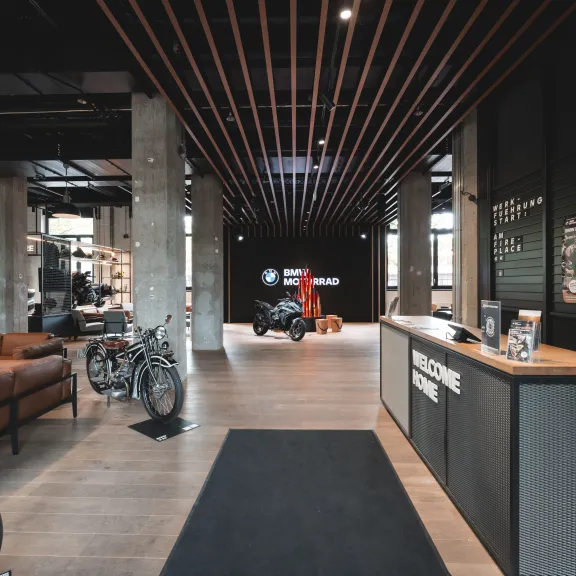 Modernes Fahrradgeschäft mit Holzdecke, Sofas und ausgestellten Fahrrädern