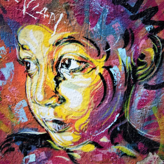 Streetart in bunt von einem Kindergesicht