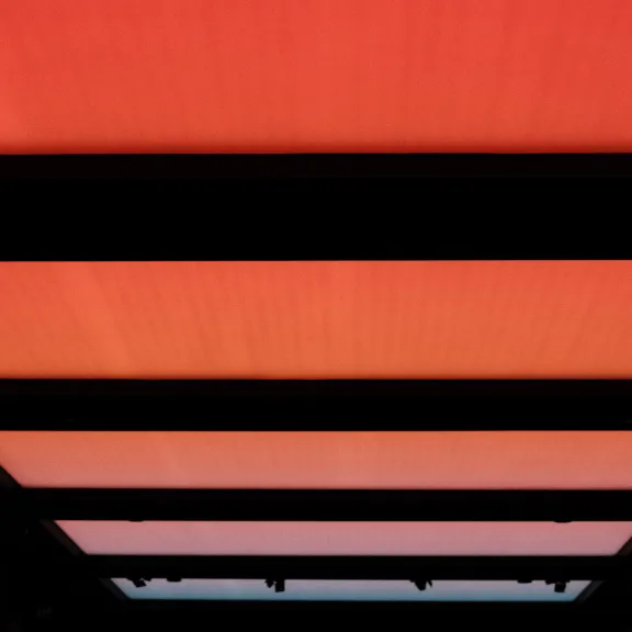 Programmierbare Lichtdecke im Hauptraum von CLINKER.