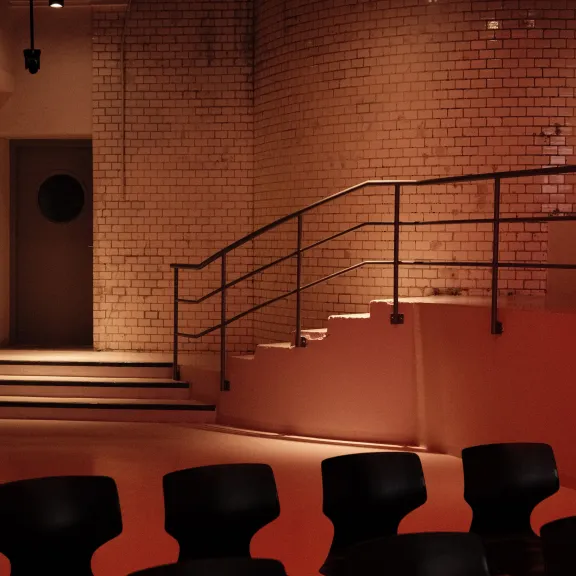 Bestuhlter Hauptraum von CLINKER mit industrieller Backsteinarchitektur.