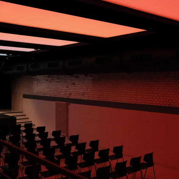 Seitliche Ansicht des Hauptraums mit Lichtdecke und flexibler Bestuhlung.