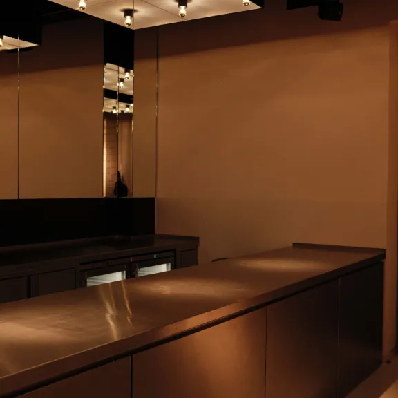 Bar- und Servicebereich von CLINKER mit integrierter Infrastruktur für Events.