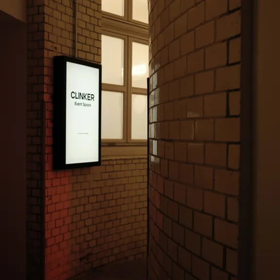 Digitales Leitsystem im Eingangsbereich von CLINKER