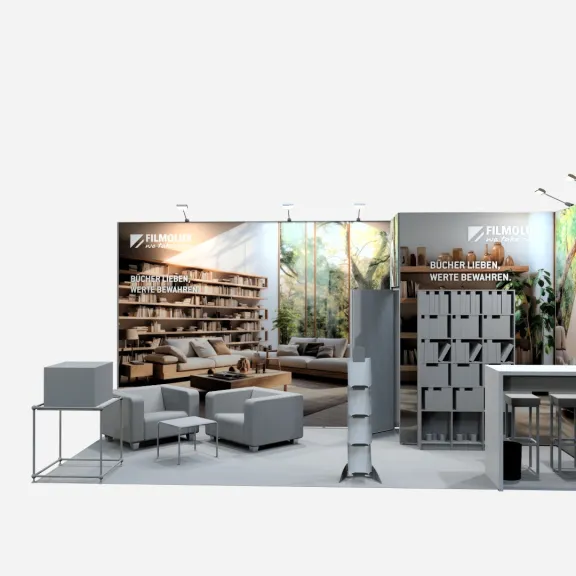 Moderner Messestand mit Regalen, Sitzbereich und Pflanzen im Hintergrund.