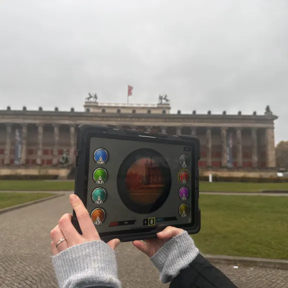 iPad mit Outdoor Escape vor dem alten Museum