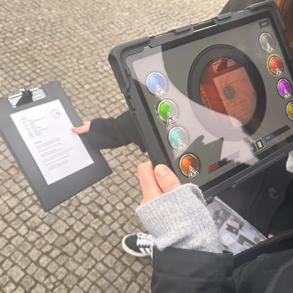 Rezept wird mit iPad durch eine Linse gescannt