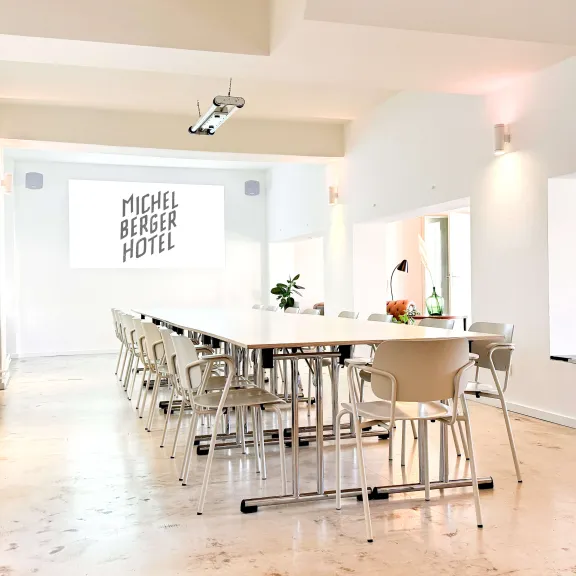 Meeting Setup im Backstage mit Beamer-Projektion