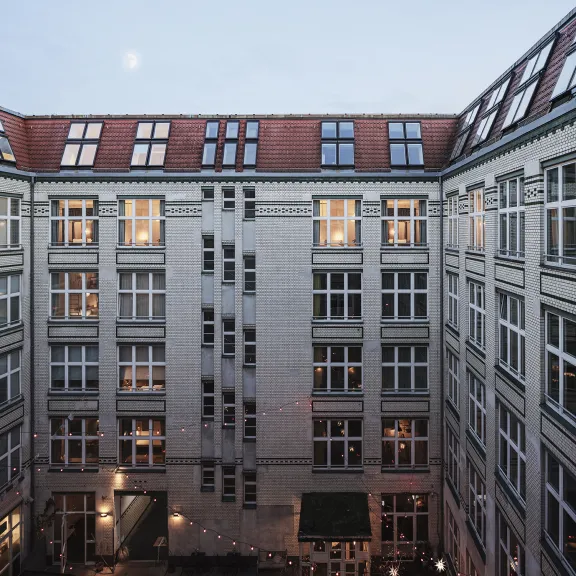 Die historische Fassade vom Michelberger Hotel in Berlin Friedrichshain
