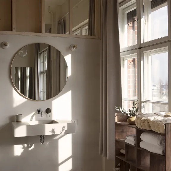 Sonne scheint ins Badezimmer mit marrokanischen Fliesen im Michelberger Hotel