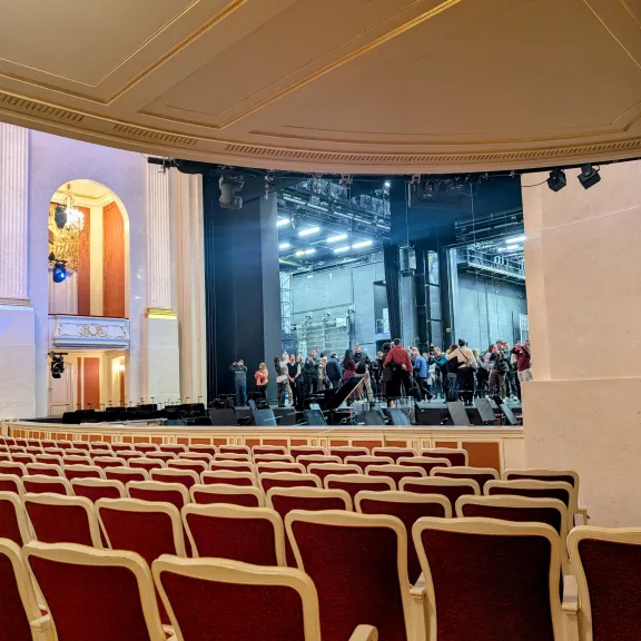 Gruppe auf der Bühne in der Oper 