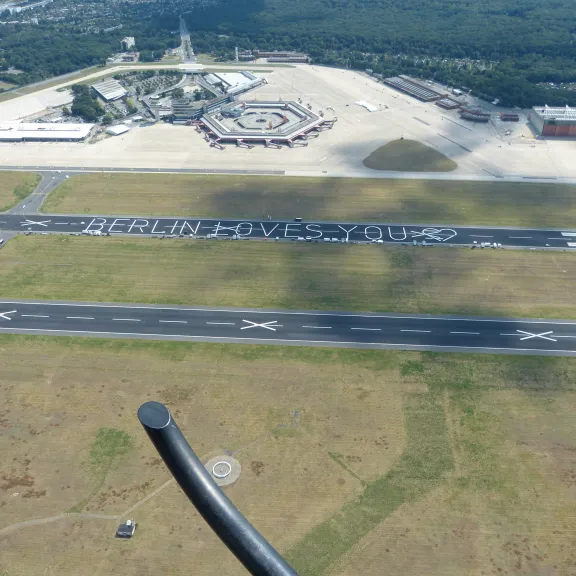 Luftaufnahme TXL mit Bestuhlung "BERLIN LOVES YOU"