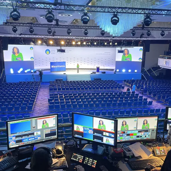 Großer Konferenzraum mit vielen Bildschirmen und blauer Beleuchtung