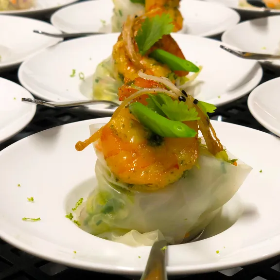 Vorspeisen mit Garnelen und Gemüse auf kleinen weißen Tellern, festlich angerichtet.