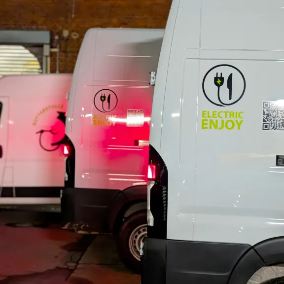 Elektrische Lieferfahrzeuge von Butterstulle Catering mit dem Logo electric enjoy.