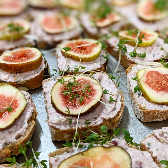 Schnittchen mit vegetarischem Aufstrich und Feige