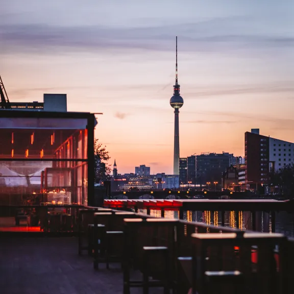 Abendstimmung an der Spree mit Blick auf den Berliner Fernsehturm