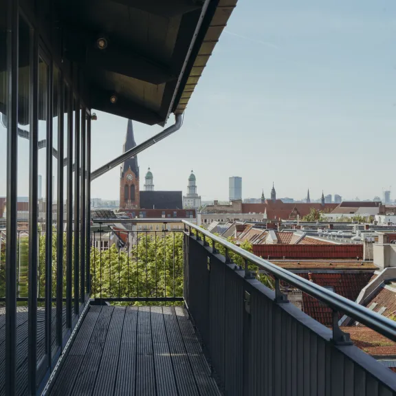 Sauna-Balkon mit Blick auf Berlins Altstadtdächer und Kirchtürme.