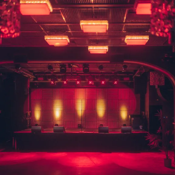 Leere Bühne mit rotem und gelbem Licht in einem Club oder Veranstaltungssaal