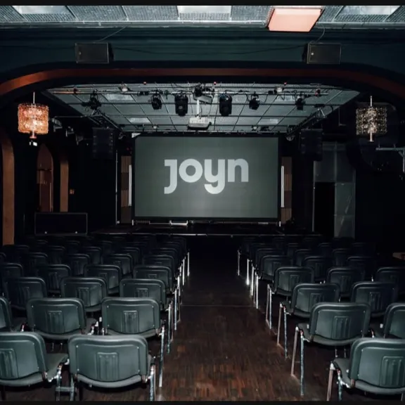 Leerer Kinosaal mit Leinwand