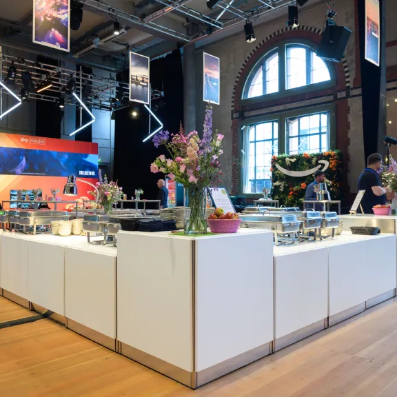 Saal mit Buffetinsel