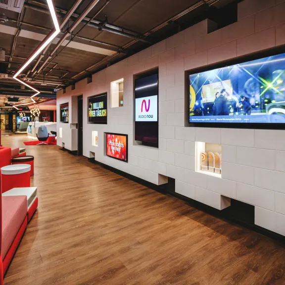 Bespielbare Screens im Eingangsbereich des RTL Audio Center Berlin, in dem sich die RTL Audio Event Lounge befindet