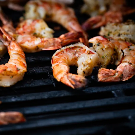 Gegrillte Garnelen auf einem Grillrost, leicht gebräunt.