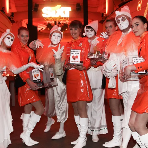 Walking Acts von cinnamon sorgen als professionelle Hosts und Hostessen bei einem SIXT Event für ein einzigartiges Markenerlebnis.
