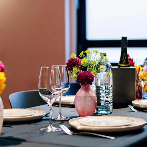 Tischdekoration mit frischen Blumen aus dem eigenen Blumenatelier Zinnober Blumen im Firespace