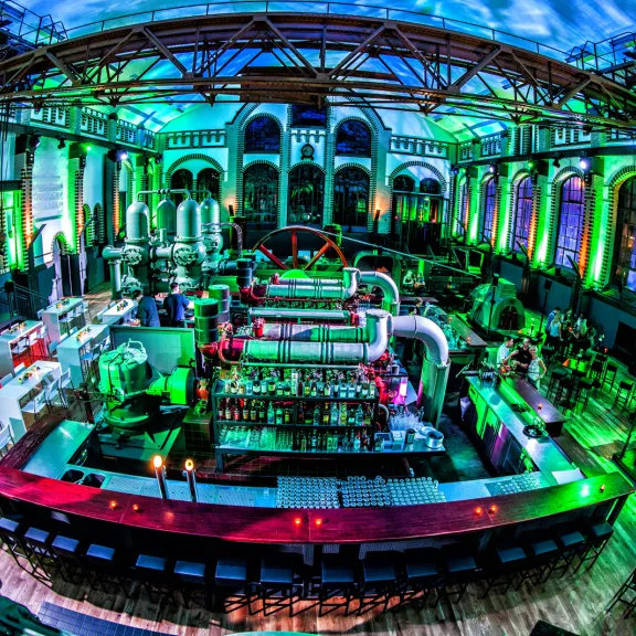 Meeting Guide Berlin, Eventlocation Wasserwerk, Party Set Up mit Bar und weißen Loungemöbeln