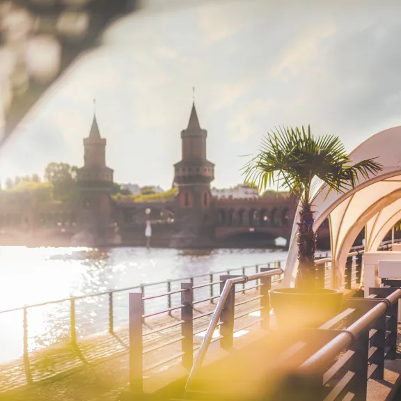 Spreeterrasse mit Blick auf die Oberbaumbrücke