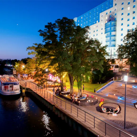 Meeting Guide Berlin, Tagungshotel Berlin, Estrel Berlin, Sommergarten an der Spree
