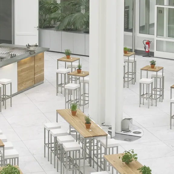 Eventausstattung, Eventwide Berlin, Foyer mit Loungemöbeln und Bar