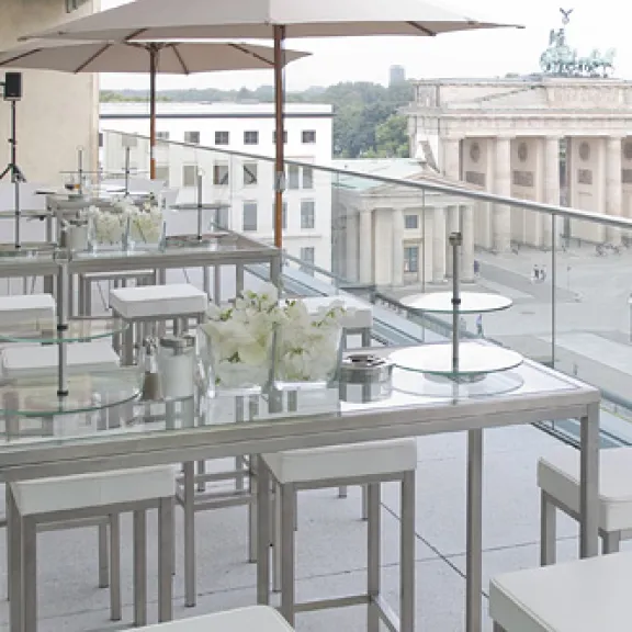 Eventausstattung, Eventwide Berlin, Balkon mit Möbeln am Pariser Platz