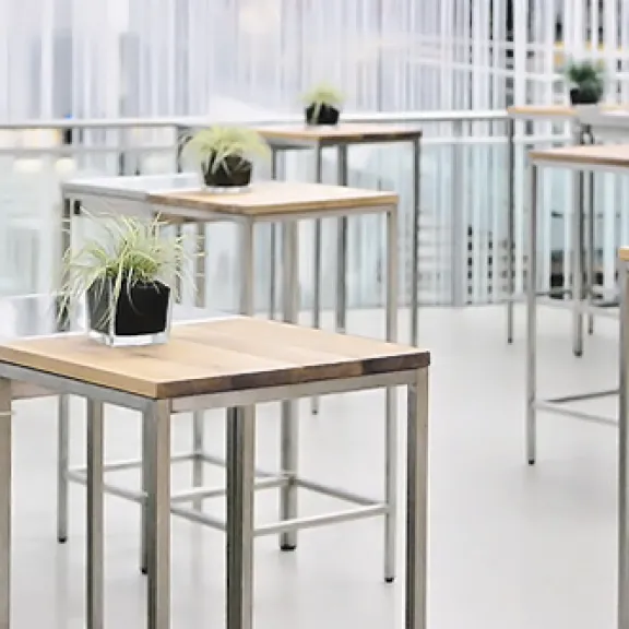 Meeting Guide Berlin, Eventausstattung, Eventwide Berlin, Sehtische aus Eiche