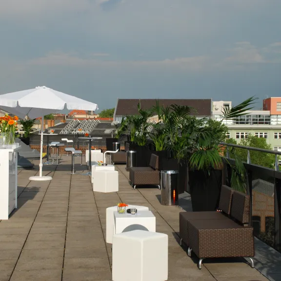 Meeting Guide Berlin Deutsches Technikmuseum gemischte Bestuhlung auf der Terrasse des Ausgucks