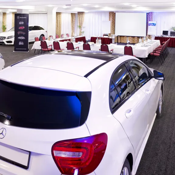 Präsentation bis sechs Pkws im Tagungsraum des Best Western Premier Airporthotel