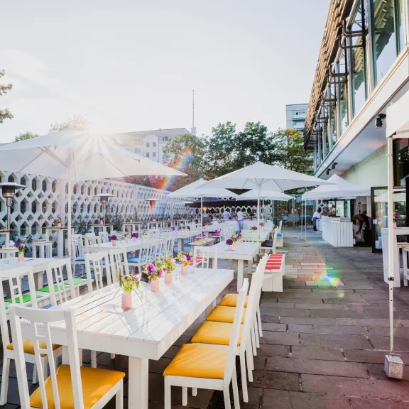 Meeting Guide Berlin Cafe Moskau Rosengarten mit Tischen für eine Sommerparty