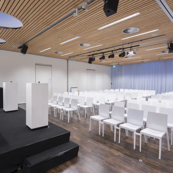 Meeting Guide Berlin Cafe Moskau Raum Asgabat in Reihenbestuhlung