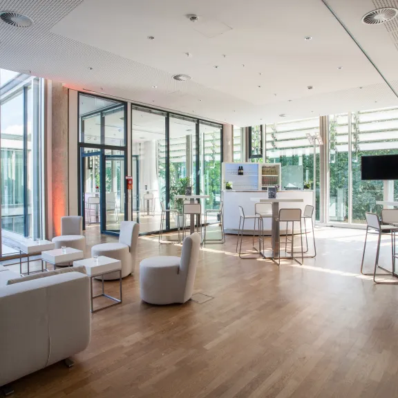 Meeting Guide Berlin Cafe Moskau Raum Minsk in Loungebestuhlung