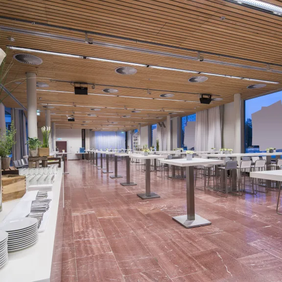 Meeting Guide Berlin Cafe Moskau Saal Almaty mit Stehtischen und Cateringbuffet