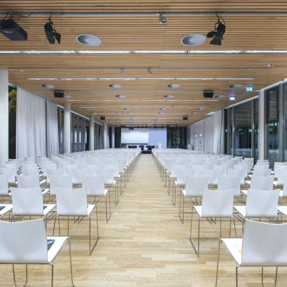 Meeting Guide Berlin Cafe Moskau Saal in Reihenbestuhlung