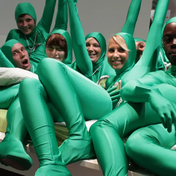 Meeting Guide Berlin TRUST Promotion EP: Promoter Bett grüne Anzüge 