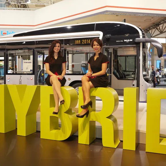 Meeting Guide Berlin TRUST Promotion HYBRID Bus Hostessen