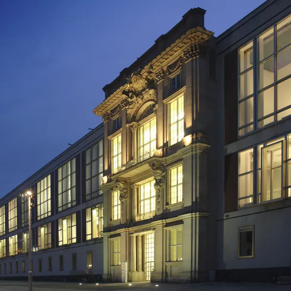 SCHLOSSPLATZ 1 at night
