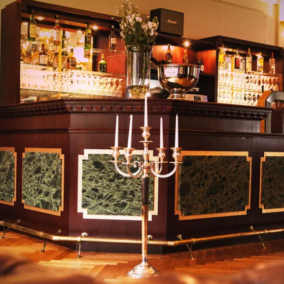 Elegante Bar und der Grüne Salon der Eventlocation Meistersaal 