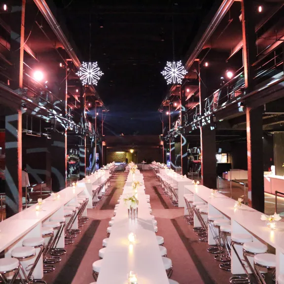 Tisch mit Bankettbestuhlung