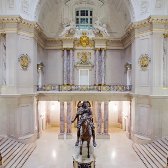 Reiterstatue in der Großen Kuppelhalle (Eingangsbereich) des Bode-Museums