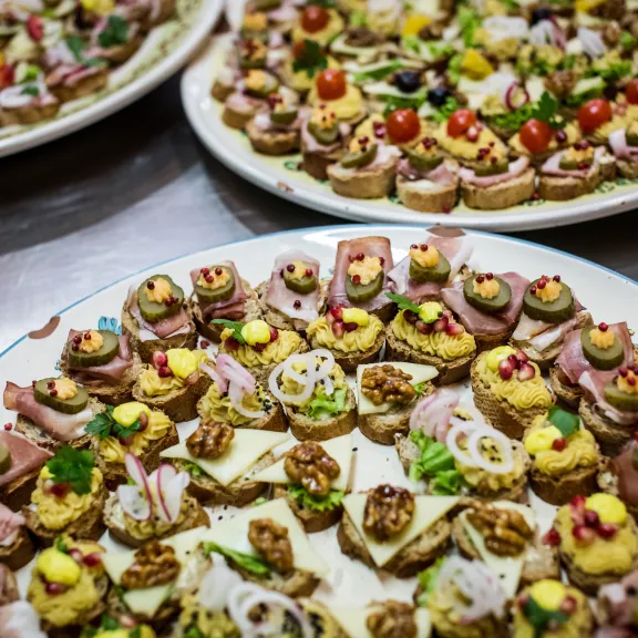 Verschiedene bunte Canapés auf mehreren Servierplatten.